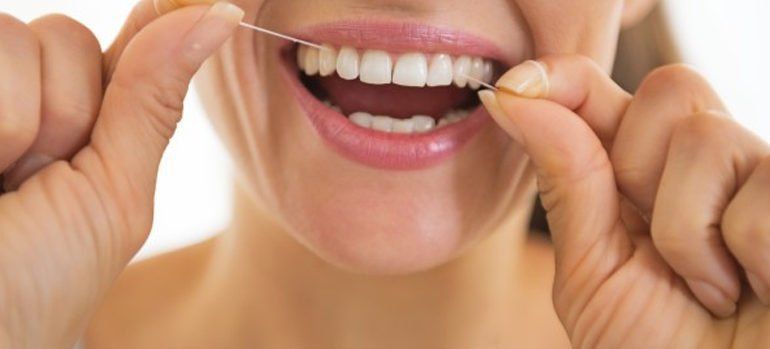 correcto uso del hilo dental